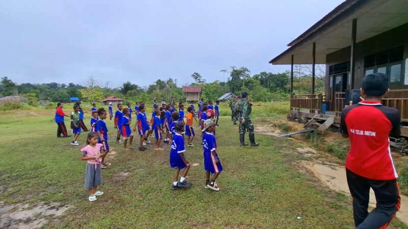 Jadi Solusi, Anggota Satgas Yonif 642/Kps Jadi Gadik di SDN Meyerga