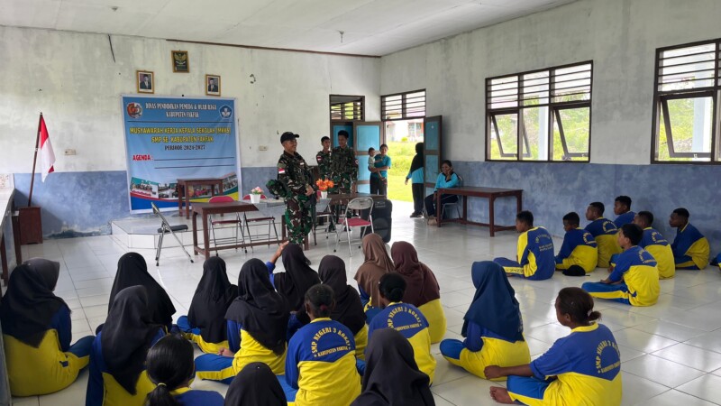 Peduli Pendidikan, Satgas Yonif 642/Kps Jadi Gadik di Sebuah SMP di Papua