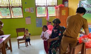 Bersama Puskesmas, Satgas Yonif 642/Kps Berikan Imunisasi Pada Anak-Anak Papua