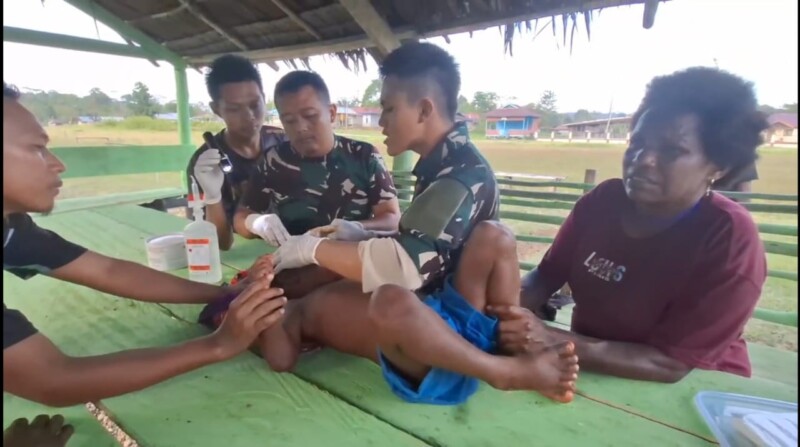 Peduli Anak Papua yang Terluka, Satgas Yonif 642/Kps Pos Meyerga Lakukan Hal Ini
