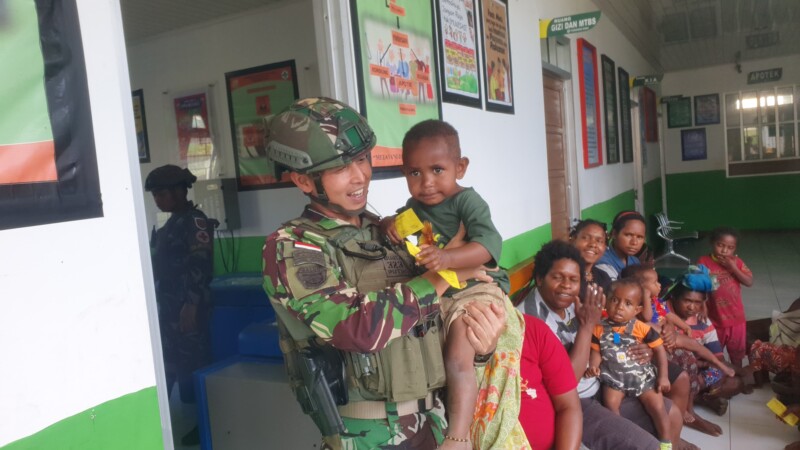 Gempur Polio di Pedalaman Papua, Satgas Yonif 323 Gandeng Puskesmas Sinak