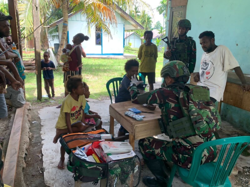 Peduli, Yonif 642/Kps Berikan Pelayanan Kesehatan di Kampung Naikere