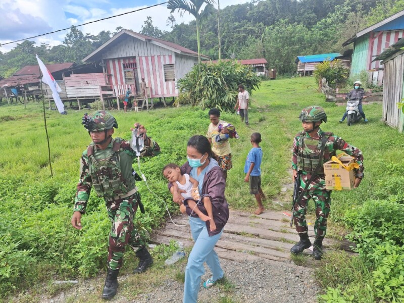 Sigap dan Tanggap, Prajurit Pos Muaranawa Yonif 641/Bru Bantu Evakuasi Bayi 1 Tahun Yang Sakit Parah