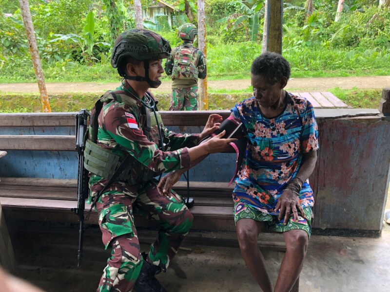 Peduli dan Jaga Hubungan Baik, Satgas Yonif 642/Kps Beri Layanan Kesehatan Gratis Warga Kiruru