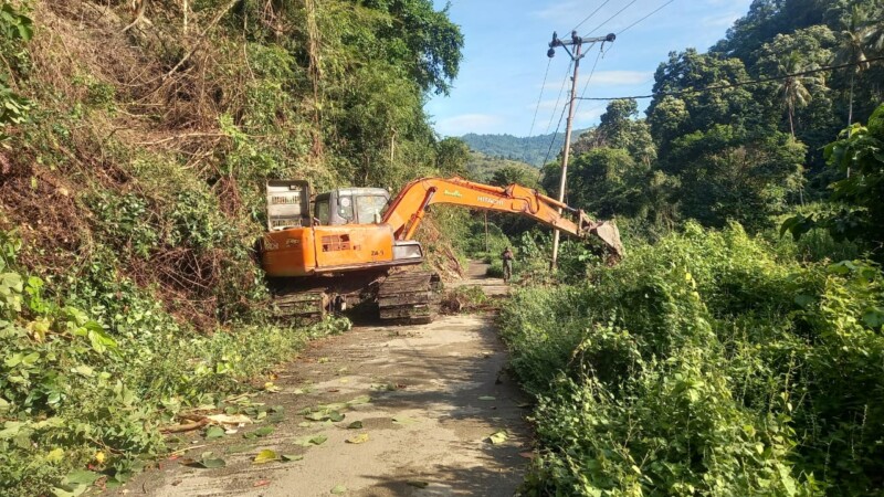 Tingkatkan Mobilitas dan Ekonomi Warga, Satgas TMMD ke-122 Kodim Kota Palu Perbaiki Infrastruktur Jalan Desa