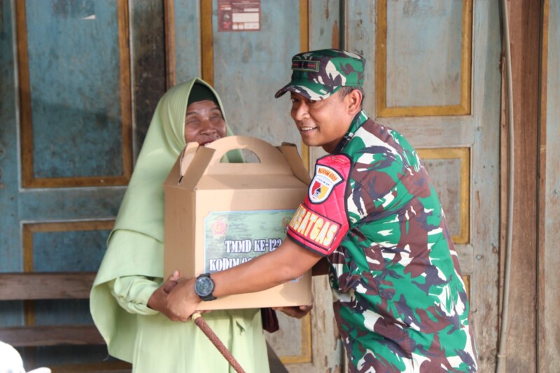 Peduli, Dandim 0809/Kediri Bagikan Paket Sembako Pada Penyandang Disabilitas di Desa Ini