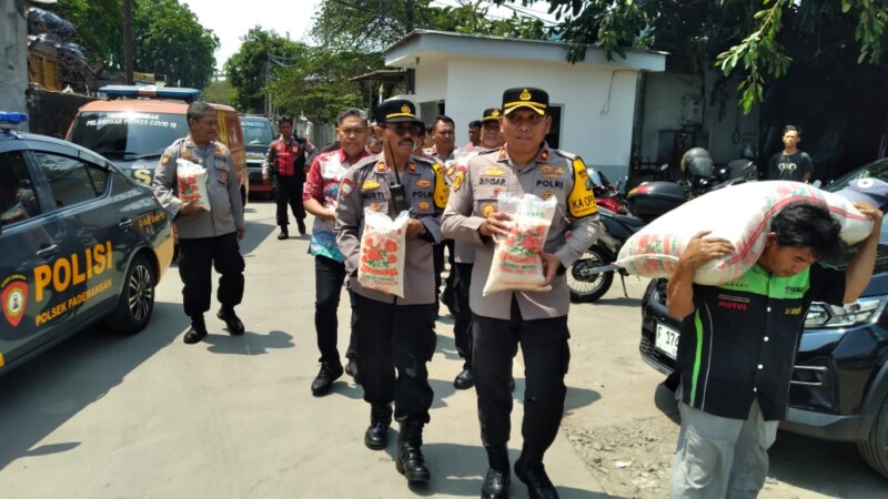 Jumat Curhat dan Berkah: Polsek Pademangan Dengar Aspirasi dan Bantu Warga Kurang Mampu Di Rumah Belajar KP Muka