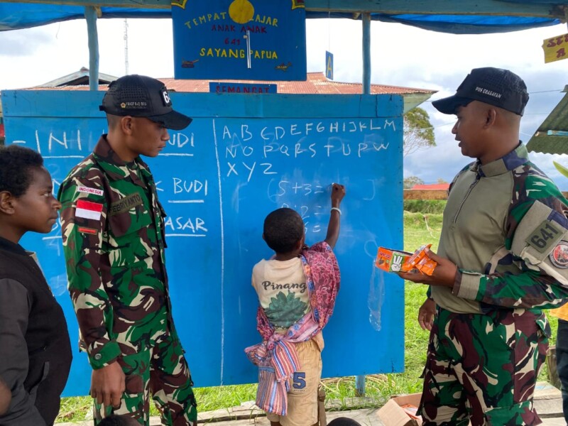 Ciptakan Sanggar Belajar, Pos Eragayam Lakukan Misi Mencerdaskan Anak-Anak Papua