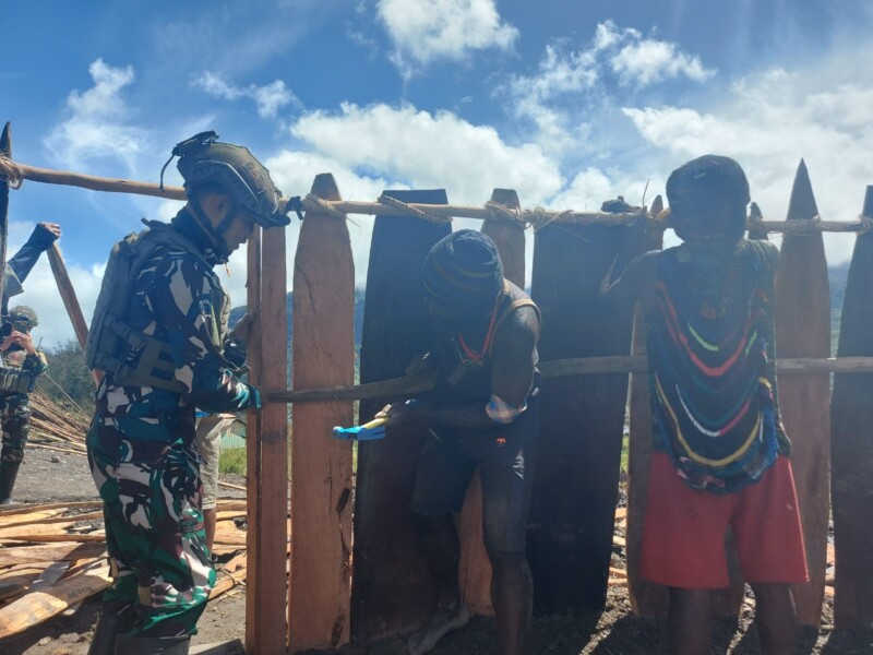 Peduli, Satgas Yonif 323 Buaya Putih Bantu Bangun Honai Masyarakat Gigobak