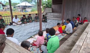 Komsos, Satgas Yonif 642/Kapuas Gelar Ibadah Rosario Dan Doa Bersama Masyarakat Aroba