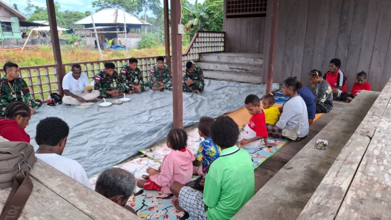 Komsos, Satgas Yonif 642/Kapuas Gelar Ibadah Rosario Dan Doa Bersama Masyarakat Aroba