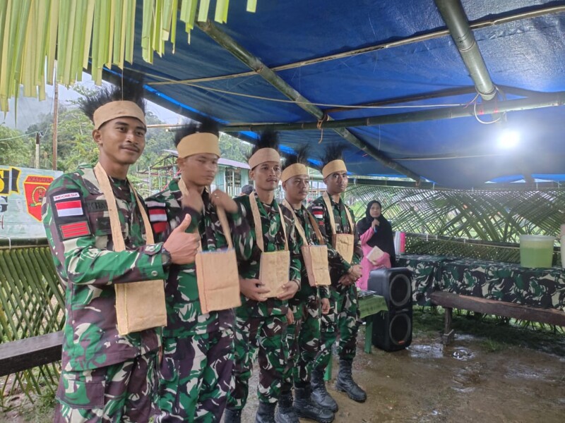 Peringati HUT TNI dan Kenaikan Pangkat, Satgas Yonif 642/Kps Doa Bersama Masyarakat
