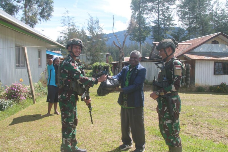 HUT TNI Ke-79, Satgas Yonif 323 Buaya Putih Bagikan Sembako Pada Tokoh Agama dan Masyarakat Kago