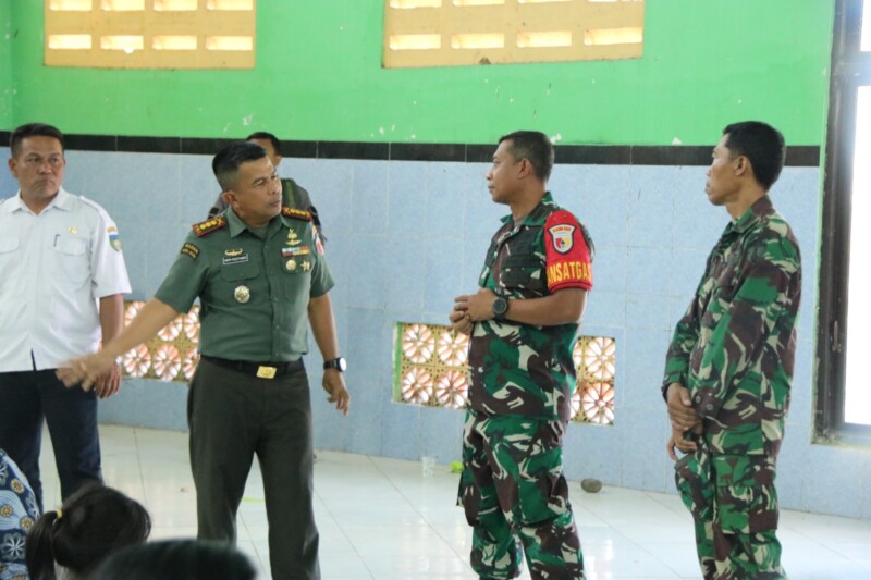 Dandim 0809/Kediri Sambut dan Dampingi Danrem 082/CPYJ Tinjau Kesiapan Penutupan TMMD ke-122