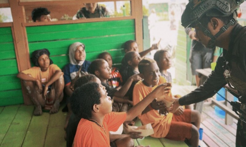 Satgas Habema Lakukan Komsos, Warga Kampung Wandoga Pun Gembira