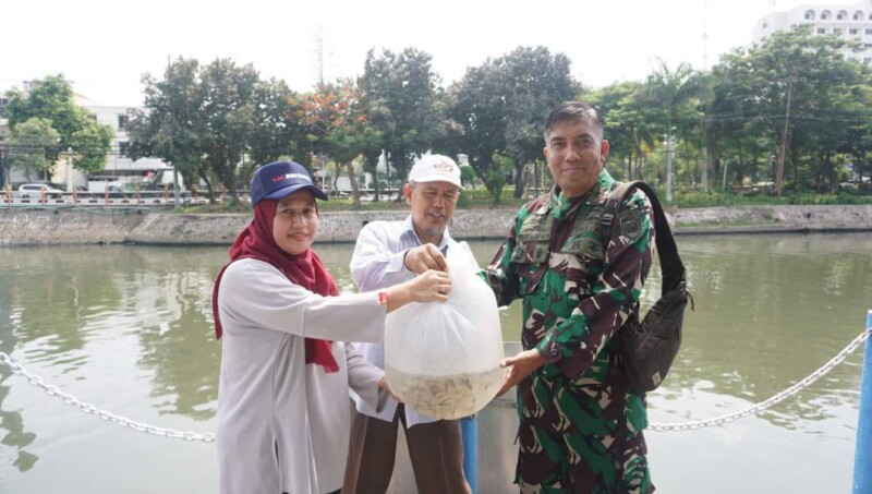 Komitmen Lestarikan Lingkungan, PT Bhirawa Steel Lepas 4.000 Benih Ikan di Sungai Kalimas