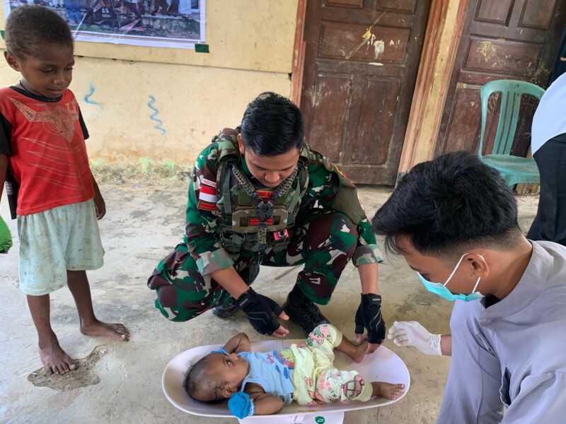 Peduli Kesehatan Masyarakat Papua, Satgas Yonif 642/Kps Bersama Puskesmas Tahota Gelar Posyandu Keliling