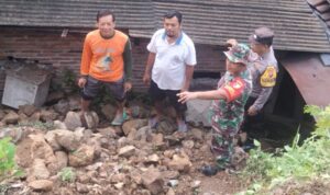 TNI dan Polri Bersama Warga Trenggalek Bersatu Atasi Dampak Longsor di Prambon