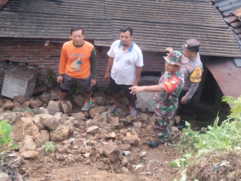 TNI dan Polri Bersama Warga Trenggalek Bersatu Atasi Dampak Longsor di Prambon