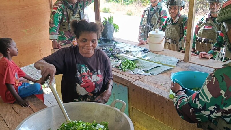 Makan Bersama Jadi Ajang Kedekatan Satgas Yonif 762/VYS Dengan Warga Kampung FEF