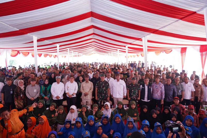 Mayjen TNI Rudy Saladin Ikut Berpartisipasi Dalam Gerakan Minum Susu Untuk Anak Sekolah di Pasuruan