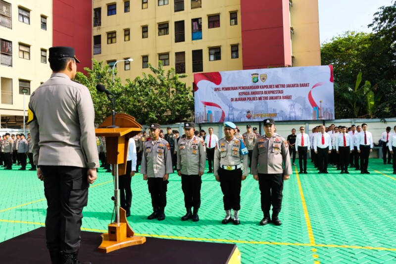 Dinilai Berdedikasi dan Berprestasi, Puluhan Anggota Polisi Ini Diganjar Penghargaan