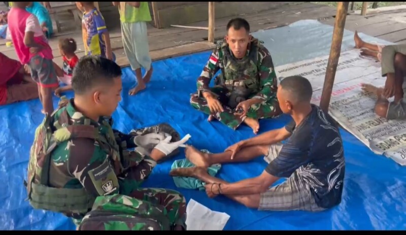 Peduli, Satgas Yonif 642/Kps Lakukan Layanan Kesehatan Keliling di Pedalaman Papua
