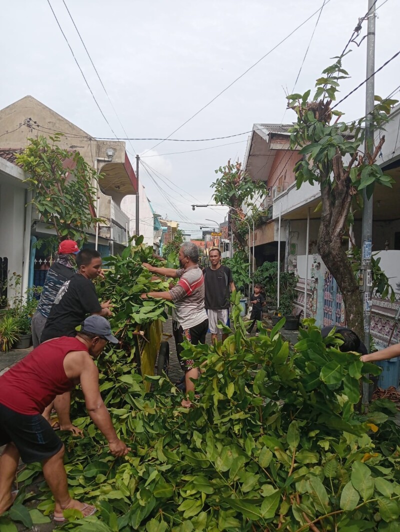 Hadapi Musim Hujan, Warga RT di Surabaya Ini Kompak Kerja Bakti Bersihkan Lingkungan Perumahan