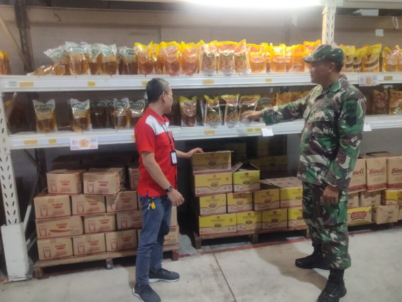 Jelang Nataru, Bati Wanwil Pantau Harga Sembako di Lotte Mart Solo