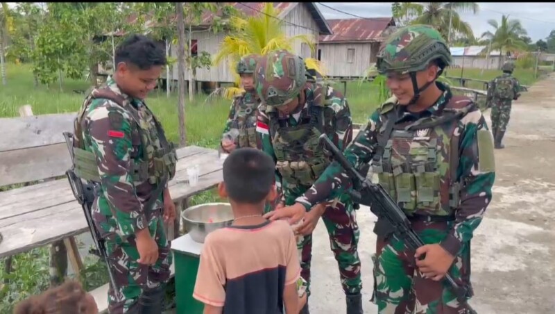 Dukung Program Presiden Prabowo dan Wujud Peduli, Satgas Pamtas Kewilayahan Yonif 642/Kps Lakukan Ini di Kamundan