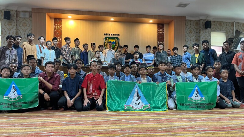 Pimpinan DPRD Kota Madiun Beri Kesempatan Peserta Leadership Training PII Pimpin Rapat