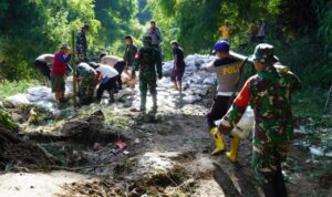 TNI-Rakyat Bersinergi dsn Berkolaborasi Percepat Rehabilitasi Pasca Banjir Bandang di Ponorogo