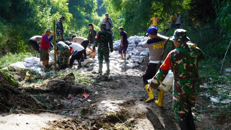 TNI-Rakyat Bersinergi dsn Berkolaborasi Percepat Rehabilitasi Pasca Banjir Bandang di Ponorogo