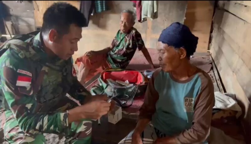 Peduli, Satgas Yonif 642/Kps Beri Layanan Kesehatan Keliling Warga Kampung Warisa Mulya