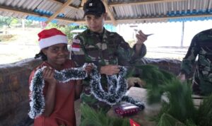 Habema Hias Pohon Natal Bersama Anak-Anak Susumuk
