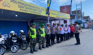 Sinergis, TNI Laksanakan Pengamanan Nataru di Pertigaan Pasar Bandung