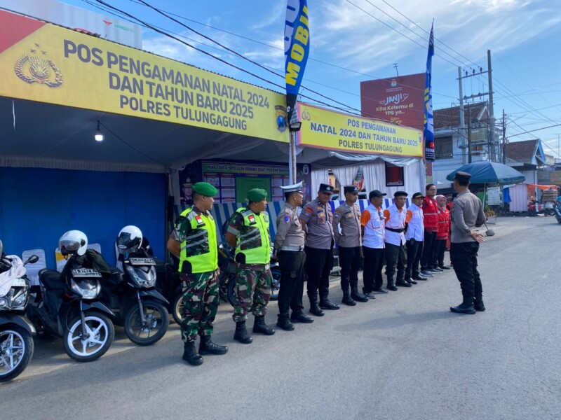 Sinergis, TNI Laksanakan Pengamanan Nataru di Pertigaan Pasar Bandung