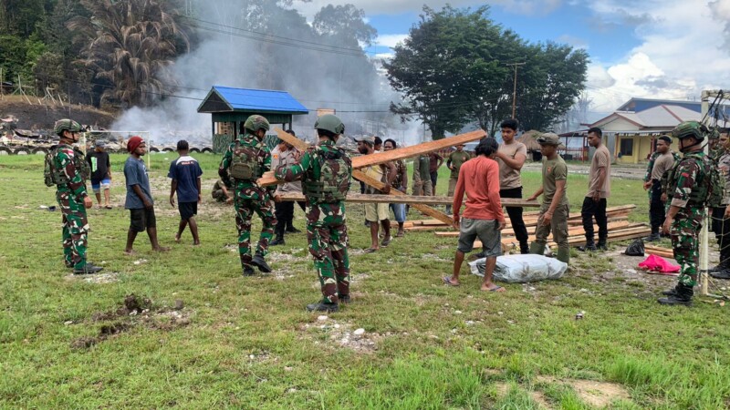 Sinergitas TNI-Polri, Gerak Cepat Dirikan Tempat Pengungsian Bagi Korban Kebakaran di Yalimo Papua