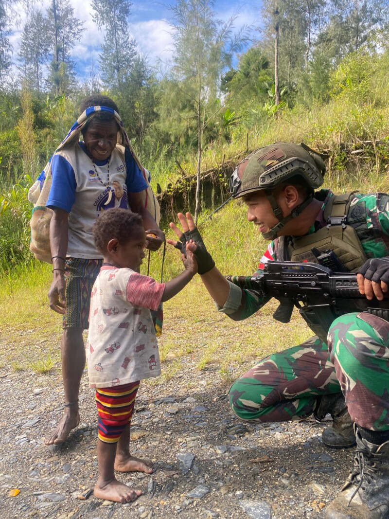 Perkuat Kedekatan Dengan Warga Ndugusiga, Satgas HABEMA Lakukan Hal Ini