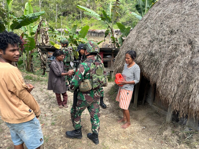 Anjangsana Sapa Warga Distrik Napua, Satgas Yonif 641/Bru Lakukan Hal Ini