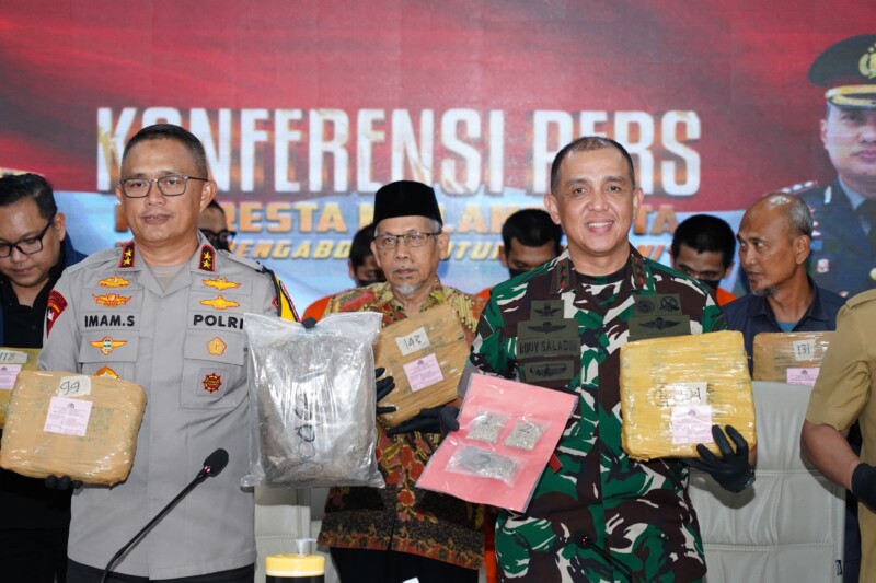 Pangdam V/Brawijaya dan Kapolda Jatim Gelar Konferensi Pers Penggagalan Narkoba jenis Ganja 166,88 Kg