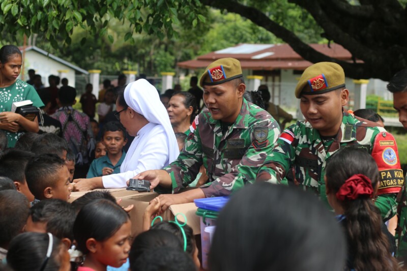 Apresiasi Jelang Natal, Satgas Yonarhanud 15/DBY Lakukan Ini Pada Anak-Anak Sekolah Minggu di Perbatasan