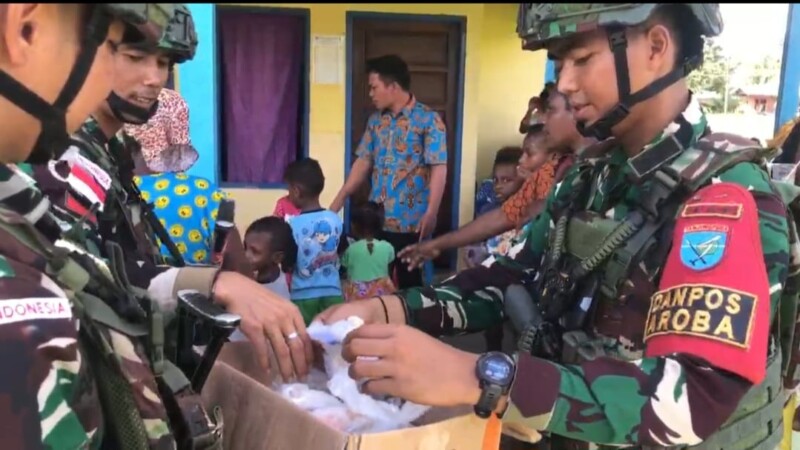 Gelar Posyandu dan Bagikan Makanan di Kampung Sangwar, Ternyata Ini Alasan Satgas Yonif 642/Kps
