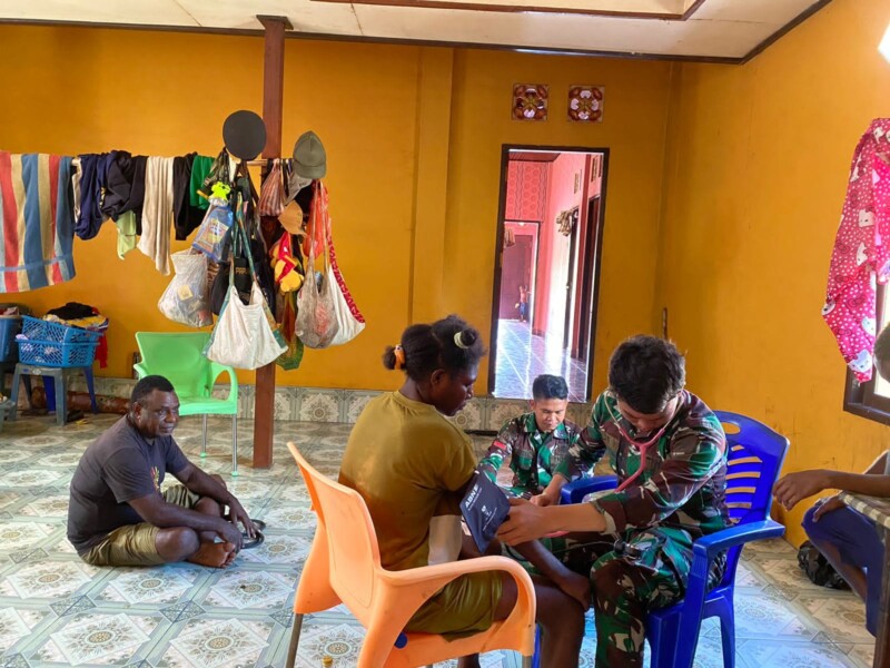 Peduli, Satgas Yonif 642/Kps Beri Penyuluhan Pola Hidup Sehat dan Yankes di Jagiro