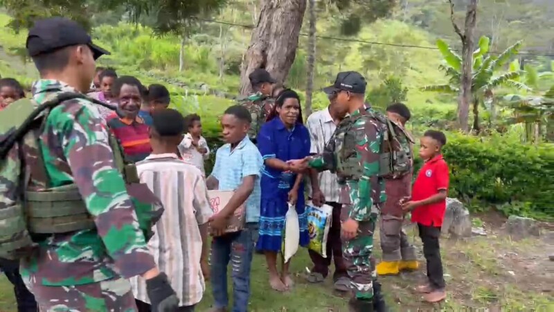 Cinta Kasih Satgas TNI Pada Rakyat: Yonif 641/Bru Bagikan Sembako Gratis Pada Warga Pedalaman Papua