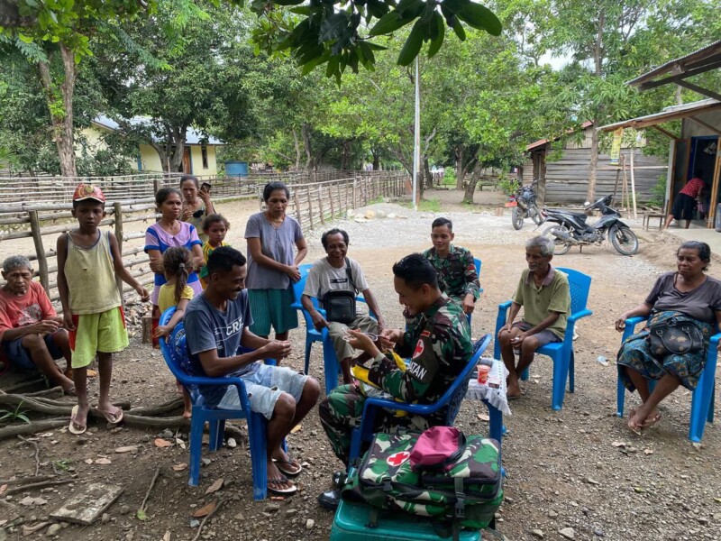 Peduli Kesehatan Masyarakat, Satgas Yonarhanud 15/DBY Laksanakan Penyuluhan dan Pengobatan Gratis di Daerah Perbatasan