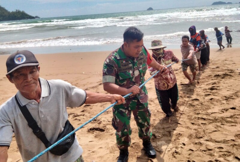 TNI Manunggal Rakyat, Serma Yayan dan Nelayan Kolaborasi Tarik Jaring Demi Jaga Laut Pantai Blado