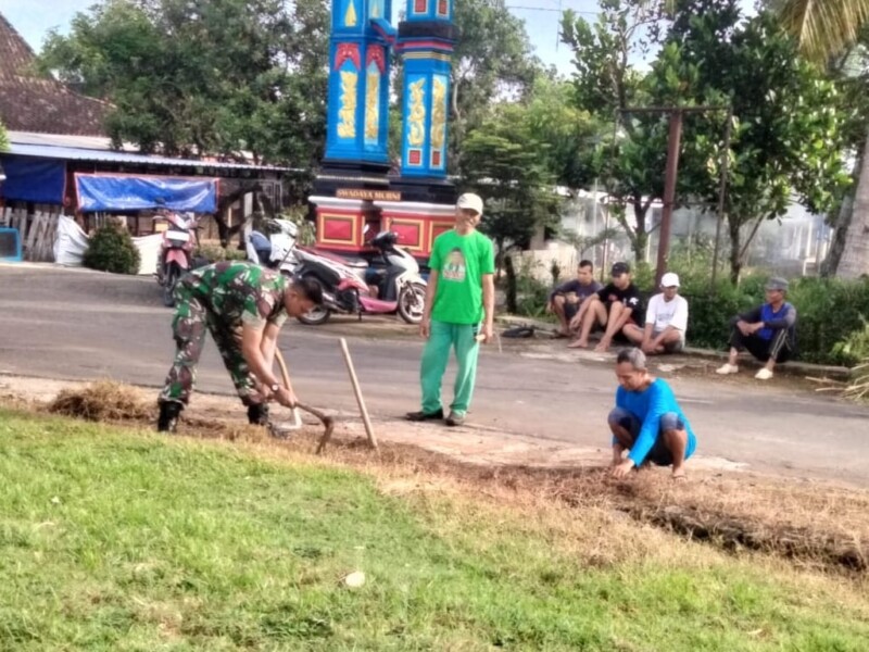 Wujudkan Lingkungan Sehat, Koramil Nogosari dan Warga Pojok Lakukan Hal Ini