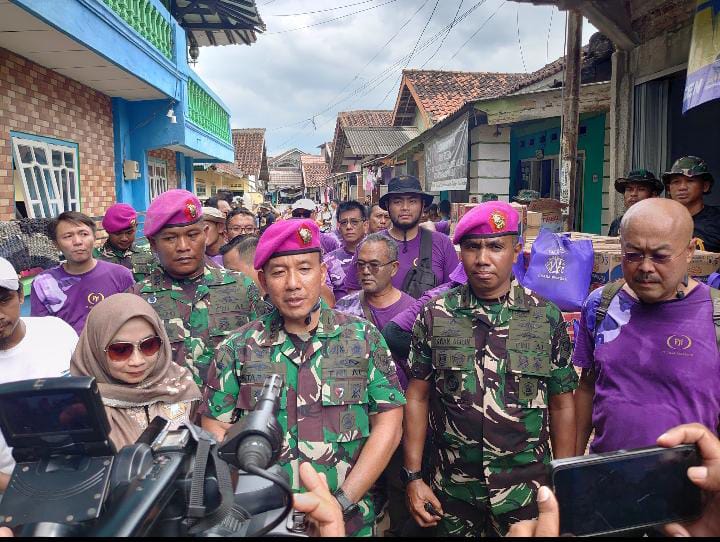 Bantu Ringankan Beban Korban Terdampak Banjir Karang, Brigif 4 Marinir Bersama PT Asia Makmur Lakukan Dua Hal Ini