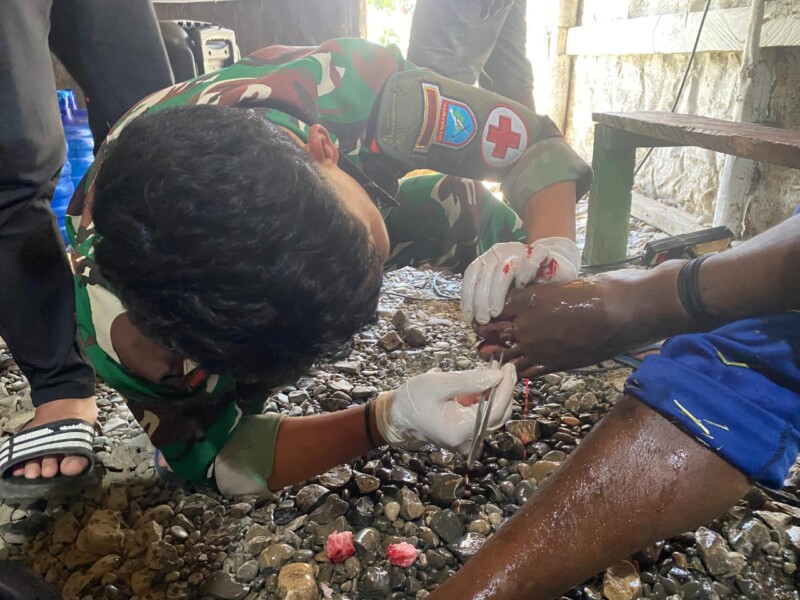 Tanggap, Satgas Yonif 641/Bru Bantu Evakuasi Warga Bolakme Yang Terluka Parah